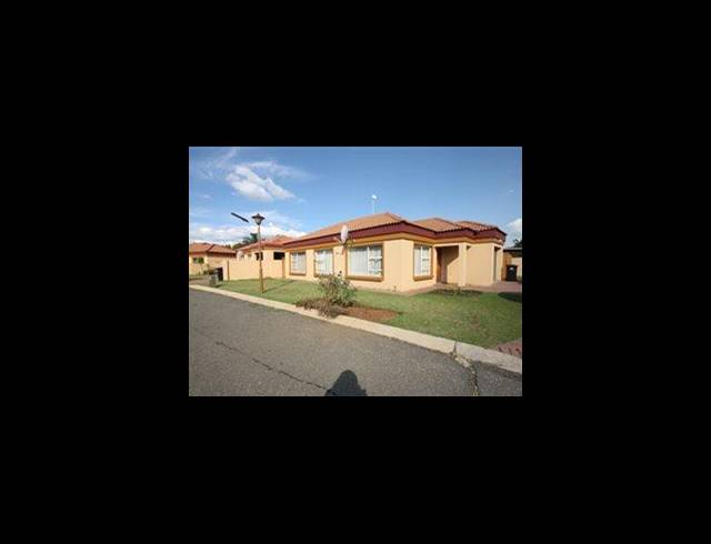 2 BEDROOM TOWNHOUSE FOR SALE IN VANDERBIJLPARK CE 2..